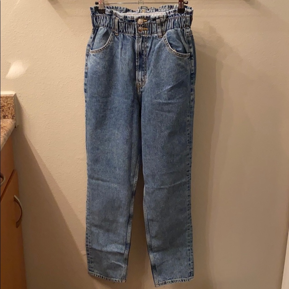 High-waist retro tapered jeans with ruffle waist